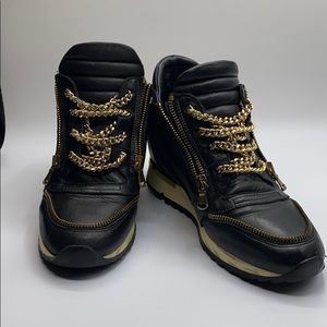 Italian size 7 Pure leather Gold chain accent shoelaces feature sneakers w box
